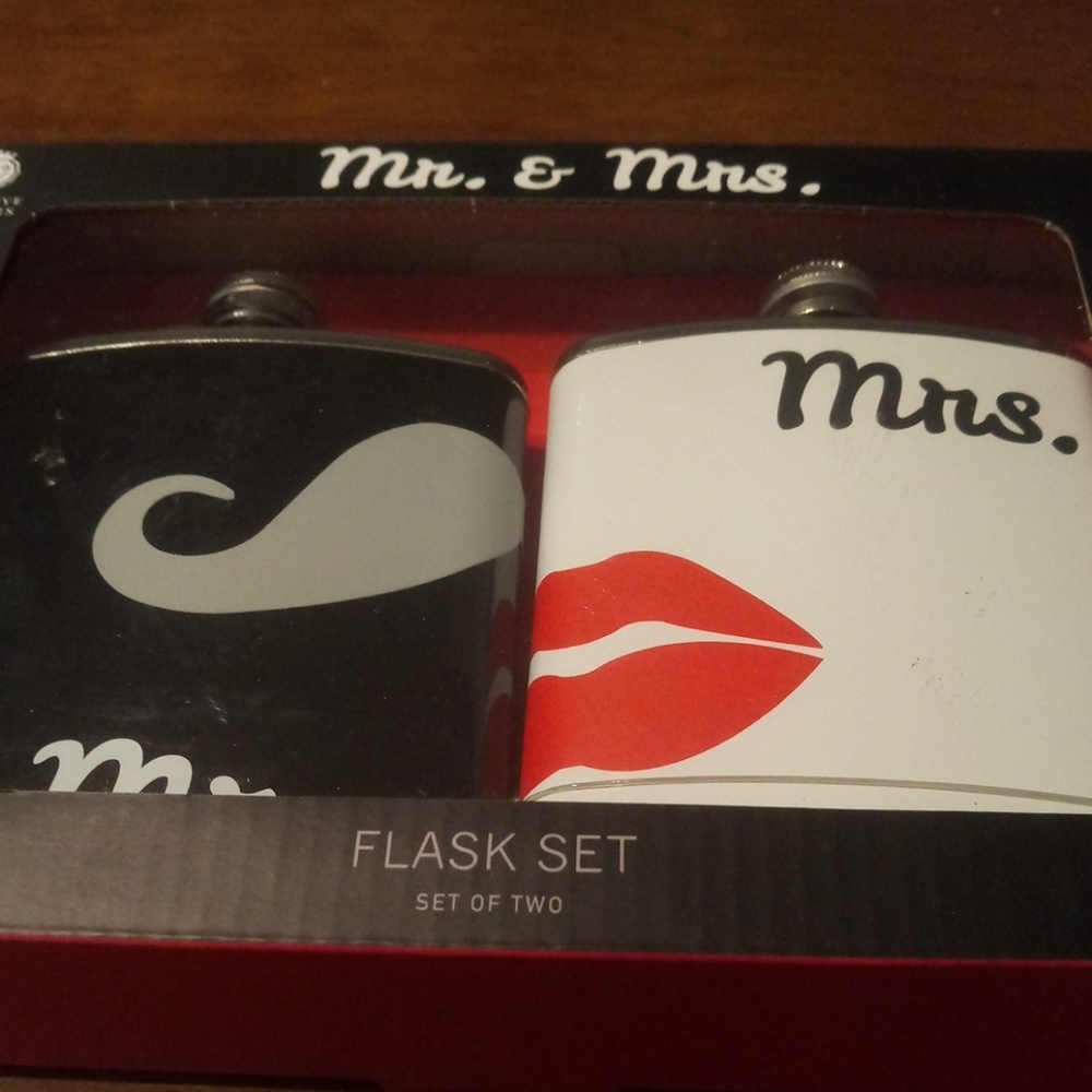 🆕 In box Mr & Mrs Flask Set 🆕